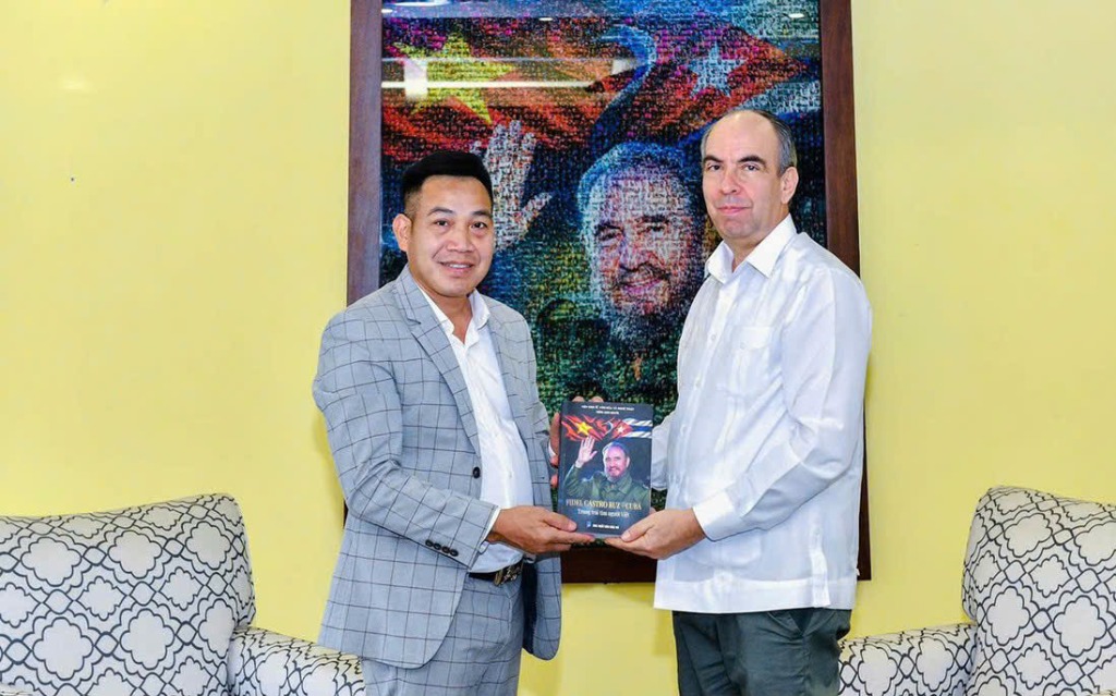 Nhà báo Vương Xuân Nguyên cùng Đại sứ Cuba