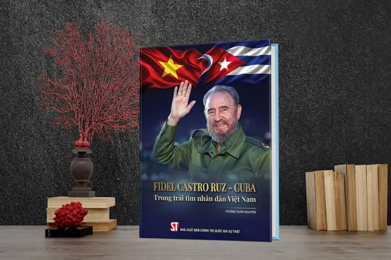 Cuốn sách bìa cứng trưng bày cùng giá sách