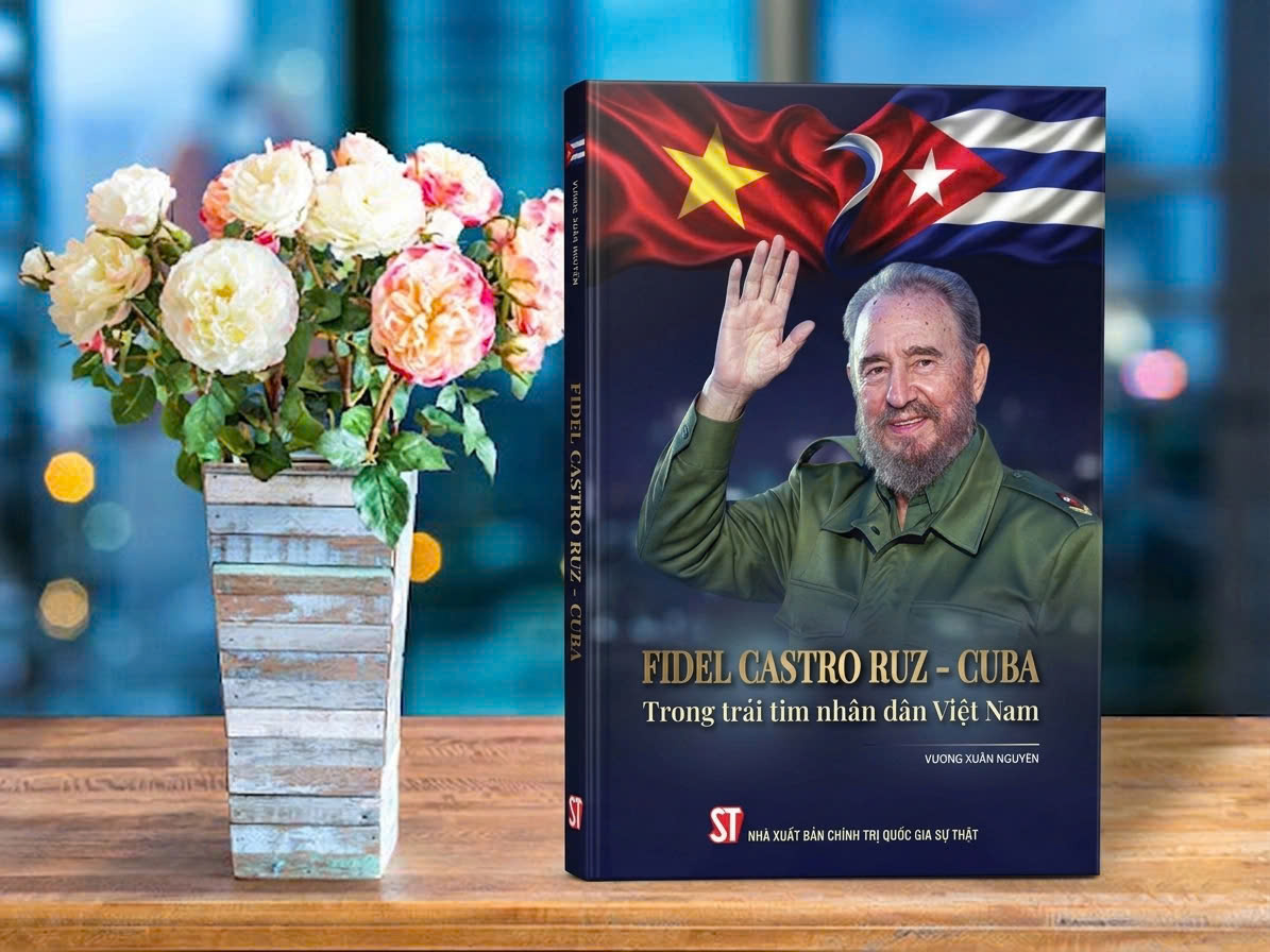 Cuốn sách bên bình hoa hồng